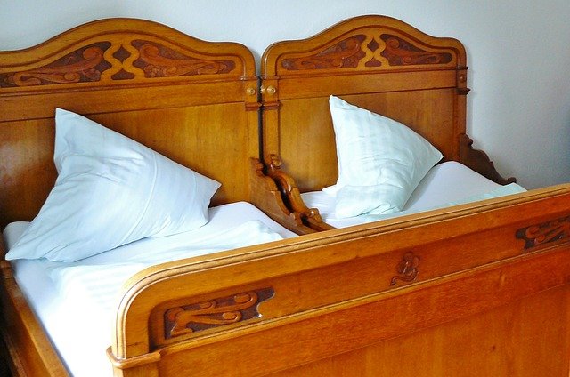 dřevéné postele