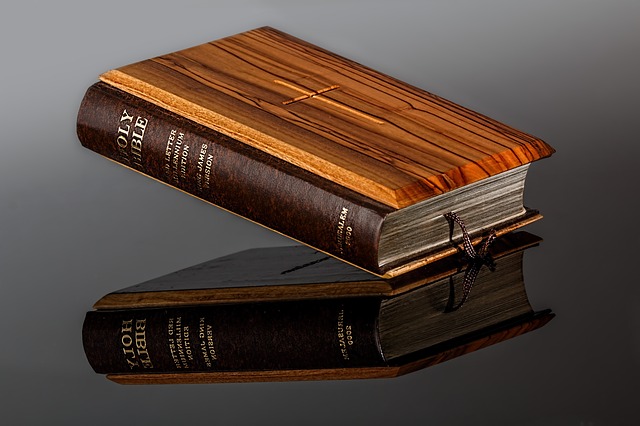 bible s dřevěnou vazbou
