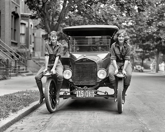 dvě ženy a automobil historická