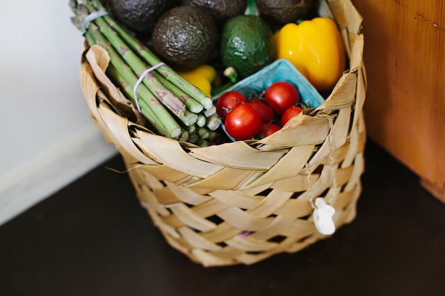 košík s nákupem zeleniny