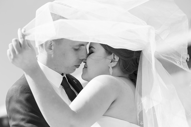 Černobílé foto-líbající se pár-ženich s nevěstou ukrytí pod závojem.jpg