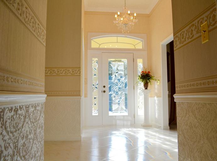 pohled na dveře z místnosti, tapety, krásný lustr, bílé dveře se vzorem