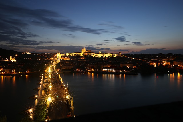 Karlův most a Pražský hrad ve večerním osvětlení.jpg
