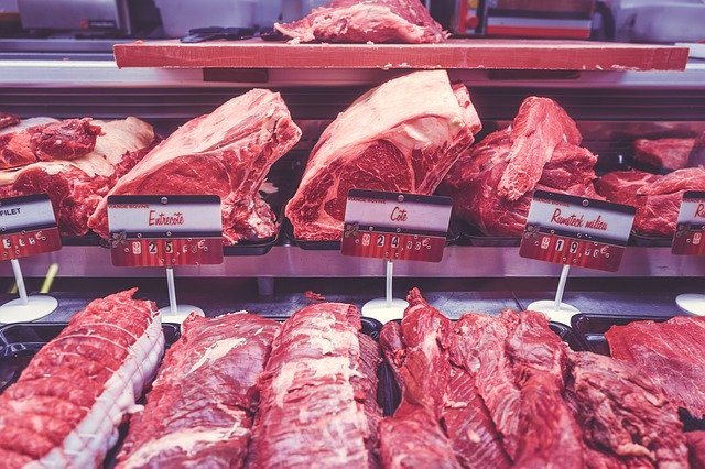 Různé druhy masa poskládané v řeznictví v chladící vitríně